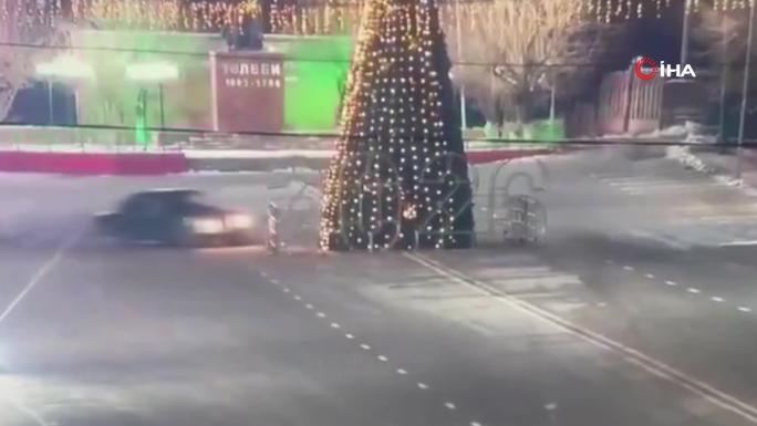 KAZAKİSTAN’DA DRİFT YAPAN SÜRÜCÜ 12 METRELİK YILBAŞI AĞACI DEVİRDİ 