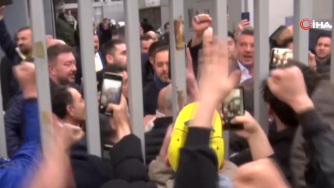 SADETTİN SARAN, STAT ÖNÜNDE BEKLEYEN TARAFTARLARI SELAMLADI 