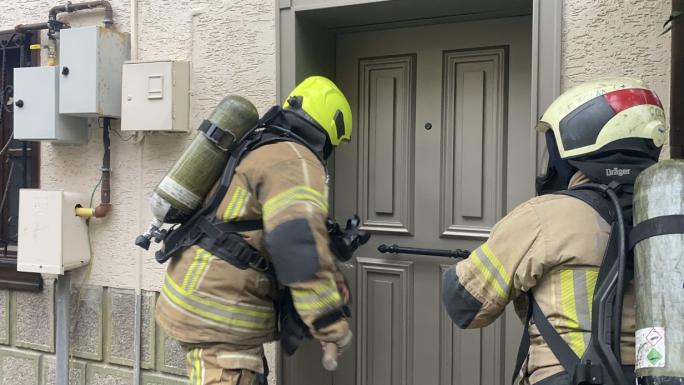 BURSA’DA EV YANGINI: İTFAİYENİN HIZLI MÜDAHALESİYLE AKVARYUMDAKİ BALIKLAR KURTARILDI 