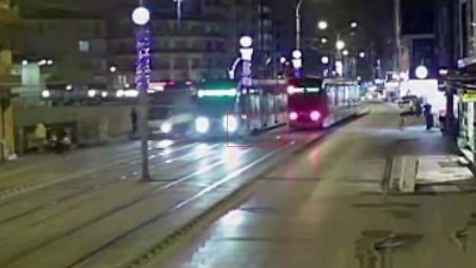 YAŞLI KADIN YOLUN KARŞISINA GEÇMEK İSTERKEN TRAMVAYIN ALTINDA KALDI 