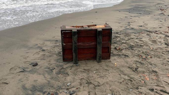 SAMSUN’DA SAHİLE VURAN SANDIK İNCELEMEYE ALINDI 