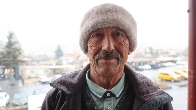 9 DİL BİLİYOR, GÖREN ŞAŞIRIYOR 