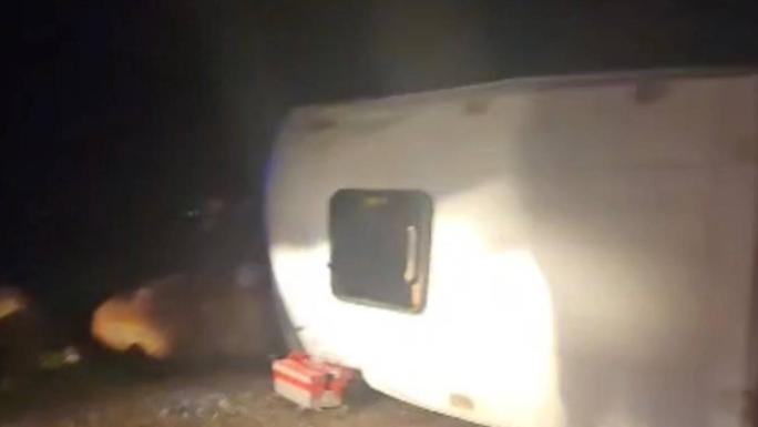 İNŞAAT İŞÇİLERİNİ TAŞIYAN MİNİBÜS DEVRİLDİ: 16 YARALI