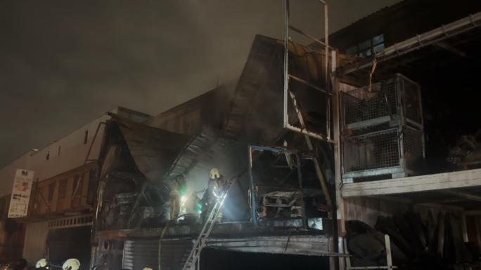 BAŞAKŞEHİR ATATÜRK OTO SANAYİ SİTESİ’NDE KORKUTAN YANGIN 