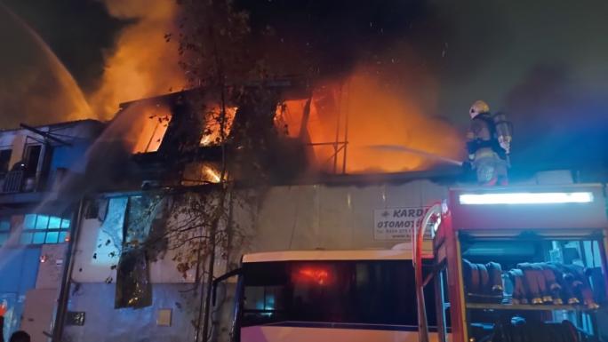 BURSA’DA İŞ YERİ YANGINI: ALEVLER ÇEVREDEKİ İŞLETMELERE SIÇRADI 