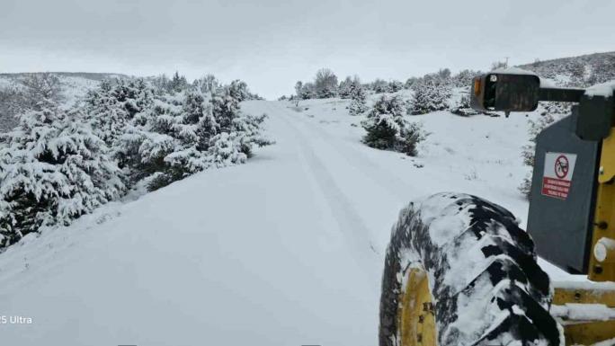 YOZGAT’TA KAR YAĞIŞI SONRASI EKİPLER HAREKETE GEÇTİ 