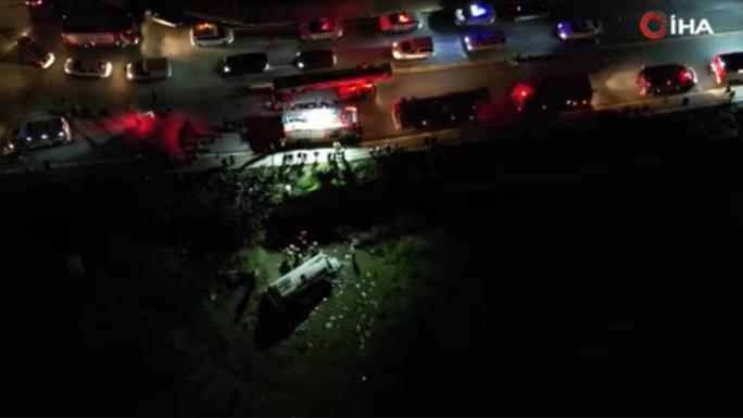 ESENYURT’TA SERVİS MİNİBÜSÜNÜN KAZA YAPTIĞI BÖLGE HAVADAN GÖRÜNTÜLENDİ 