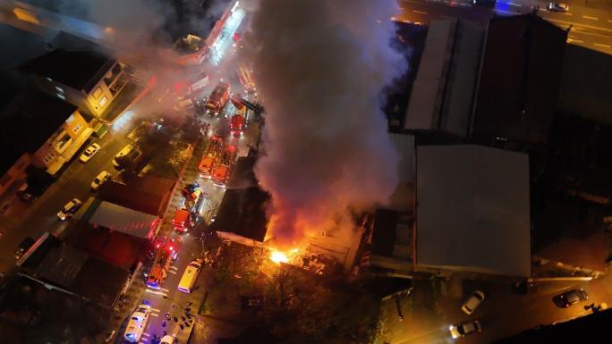 ÜMRANİYE’DE KERESTE DEPOSUNDA YANGIN 