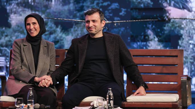 SELÇUK BAYRAKTAR: &QUOT;GELECEĞE YÜRÜYEBİLMEK İÇİN FARKLI OLMANIZ GEREKİYOR&QUOT; 