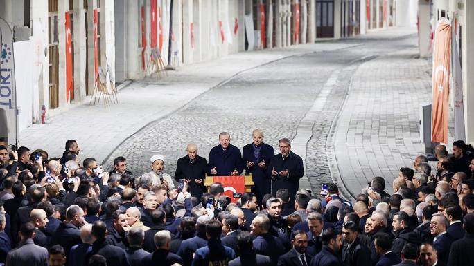 CUMHURBAŞKANI ERDOĞAN’IN BUTONA BASMASIYLA TARİHİN AYDINLATILAN İLK CADDESİ OLAN KURTULUŞ CADDESİ’NDE YENİDEN IŞIKLAR YANDI 