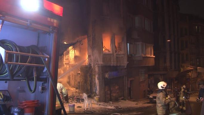 BEYOĞLU’NDA 4 KATLI BİNADA YANGIN ÇIKTI: BİNA SAKİNİ 2 KİŞİ ÇATIYA SIĞINDI 