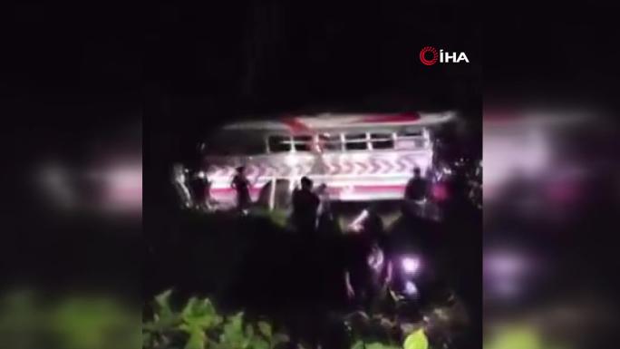 GUATEMALA’DA OTOBÜS UÇURUMA YUVARLANDI: 15 ÖLÜ, 19 YARALI 