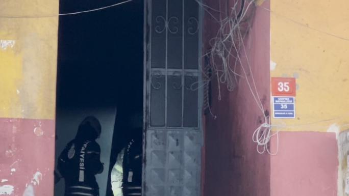 ZEYTİNBURNU’NDA KORKUTAN YANGIN: 4 KİŞİ HASTANEYE KALDIRILDI 