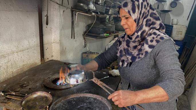 KADIN ELİYLE YARIM ASIRLIK KALAYCILIK 