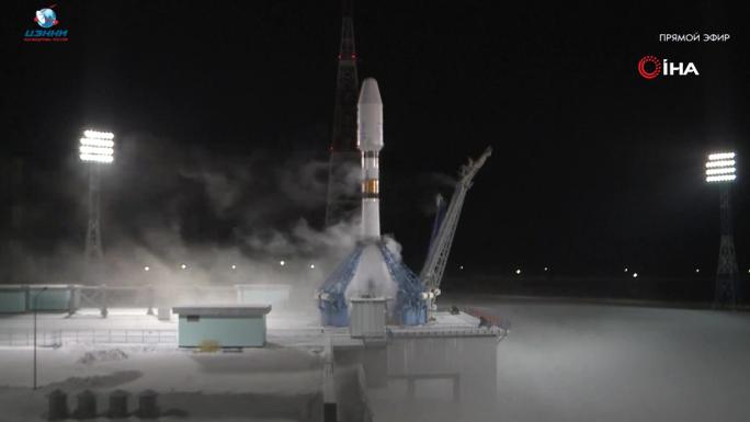 RUSYA, İRAN’A AİT 3 UYDU TAŞIYAN SOYUZ-2 ROKETİNİ YÖRÜNGEYE FIRLATTI