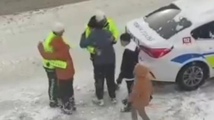 VAN’DA YÜREKLERİ ISITAN GÖRÜNTÜLER: TRAFİK POLİSLERİ ÇOCUKLARLA KARTOPU OYNADI 