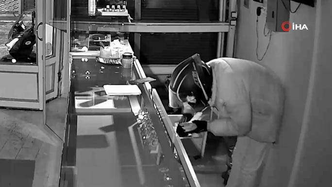 IĞDIR’DA KUYUMCU SOYGUNU: 5-6 KİLO ALTIN ÇALINDI