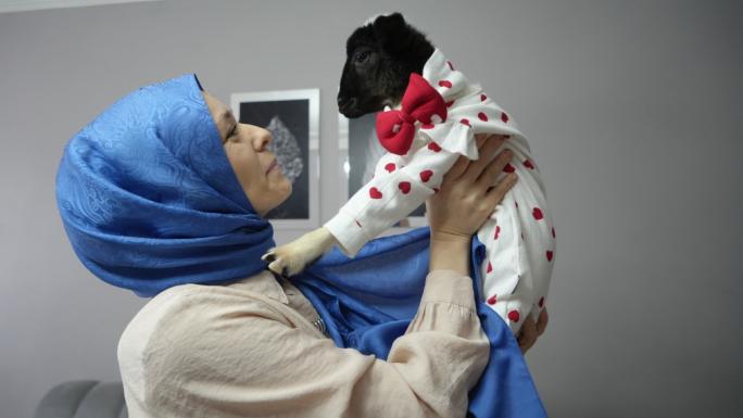 ANNESİ ÖLEN KUZUYA EVİNDE BEBEK GİBİ BAKIYOR