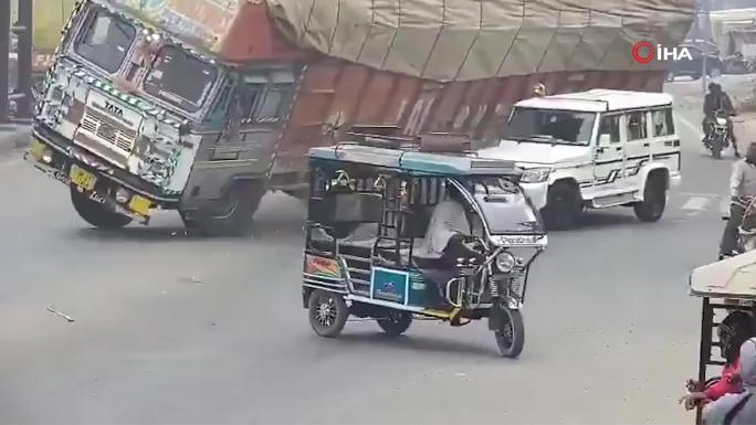 HİNDİSTAN'DA ÜZERİNE KAMYON DEVRİLEN OTOMOBİL KAĞIT GİBİ EZİLDİ: 1 ÖLÜ