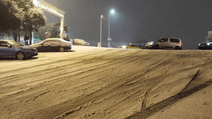 İSTANBUL ANADOLU YAKASI’NDA KAR YAĞIŞI ETKİLİ OLUYOR