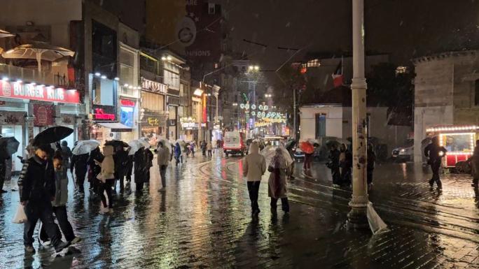 İSTANBUL’DA KAR YAĞIŞI DEVAM EDİYOR 