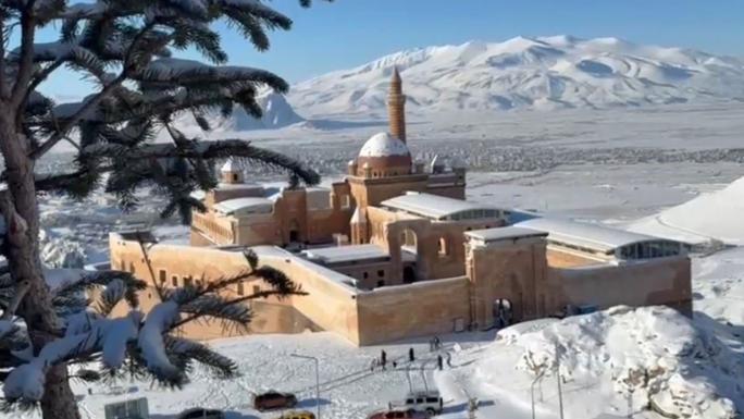 TARİHİ İSHAK PAŞA SARAYI’NDA KIŞ GÜZELLİĞİ BÜYÜLÜYOR 