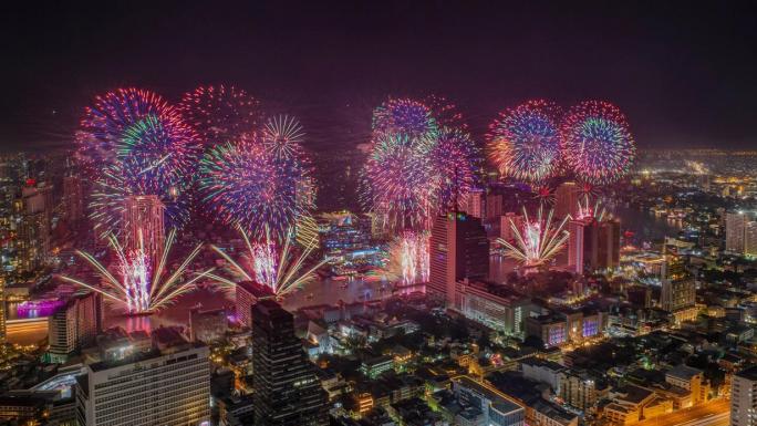 TAYLAND YENİ YILI HAVAİ FİŞEK GÖSTERİLERİYLE KARŞILADI 