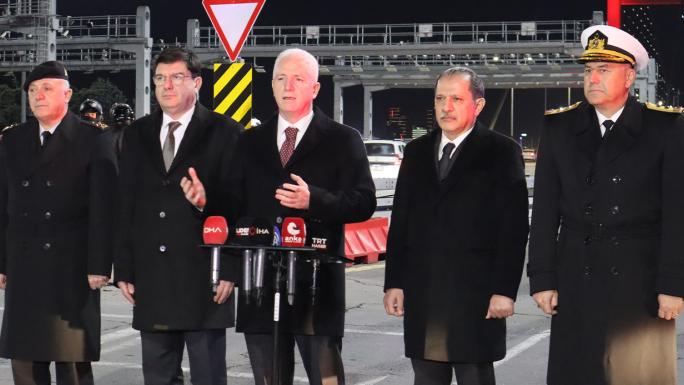 İSTANBUL VALİSİ GÜL: &QUOT;HEMŞEHRİLERİMİZİN HUZUR İÇİNDE YENİ YILA GİRMESİ İÇİN BÜTÜN TEDBİRLERİ ALDIK&QUOT; 