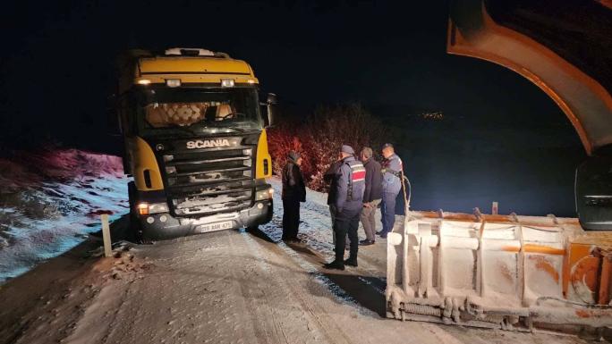 YOZGAT’TA YOLDA KALANLARIN İMDADINA JANDARMALAR YETİŞİYOR