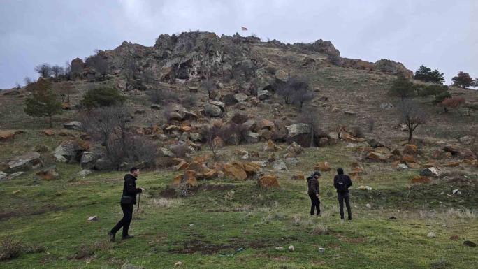 SARAYKENT YILAN BOYNU TEPESİ, KEŞFEDİLMEYİ BEKLİYOR