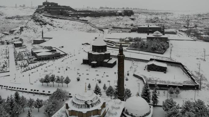 DOĞU’NUN İNCİSİ KARS, BEYAZ GELİNLİĞİNİ GİYDİ: BEYAZA BÜRÜNEN KENT HAVADAN GÖRÜNTÜLENDİ 