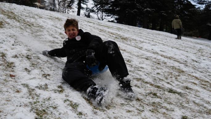 KAR YAĞIŞINI FIRSATA ÇEVİREN ANKARALILAR PARKLARA AKIN ETTİ 