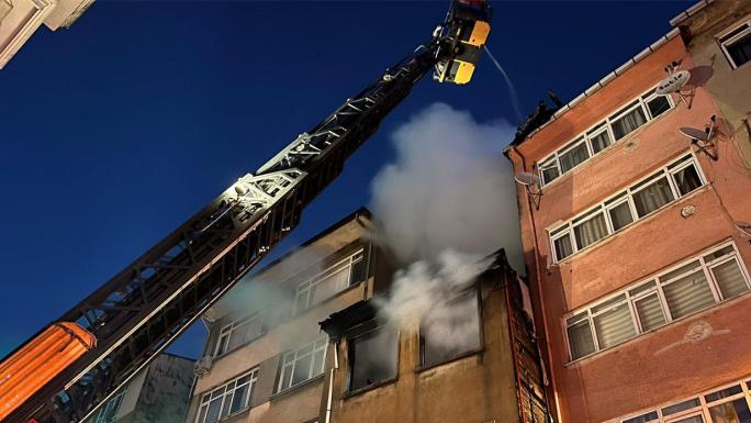 KADIKÖY’DE METRUK BİNADA ÇIKAN YANGIN KORKUTTU
