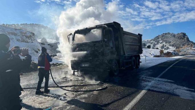 YOZGAT’TA KAMYON YANDI, KULLANILAMAZ HALE GELDİ 