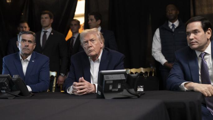 TRUMP, VENEZUELA'YA YÖNELİK SALDIRILARI İZLEDİĞİ ANLARIN FOTOĞRAFINI PAYLAŞTI 