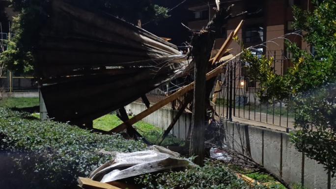 İNEGÖL’DE ŞİDDETLİ LODOS ÇATILARI UÇURDU, ARAÇLAR ZARAR GÖRDÜ 