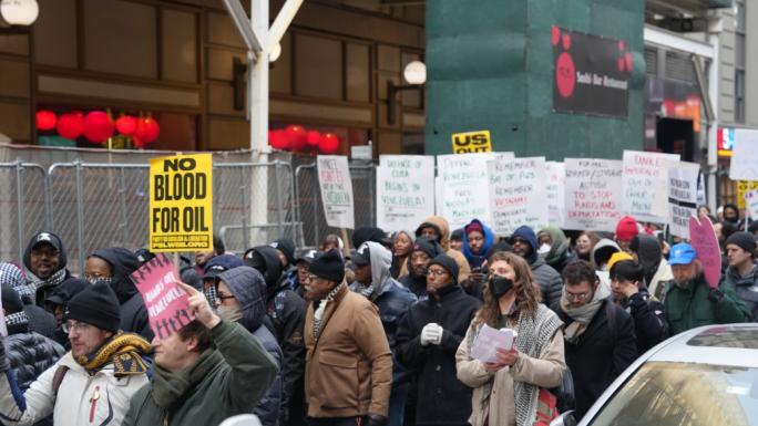 NEW YORK'TA BİNLERCE KİŞİ VENEZUELA İÇİN YÜRÜDÜ 