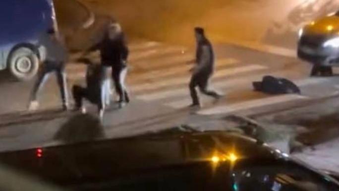 KAVGA ESNASINDA YOLA SAVRULAN ÇOCUK YÜREKLERİ AĞZA GETİRDİ