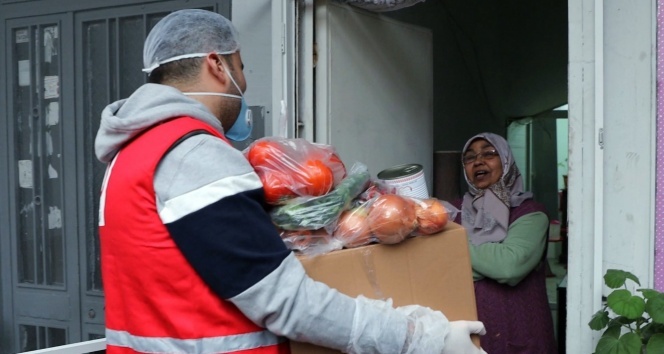 CZN Burak, dışarıya çıkamayan yüzlerce yaşlı vatandaşa yardım kolisi dağıttı