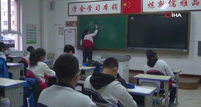 Çin’de öğrenciler okullara döndü