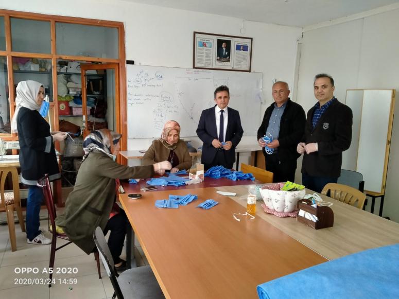 HANIMLARDAN KORONOVİRÜSLE MÜCADELE İÇİN MASKE ÜRETİMİ