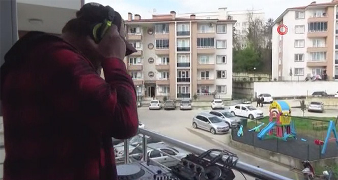DJ evinin balkonundan dışarı çıkamayan gençler için çaldı