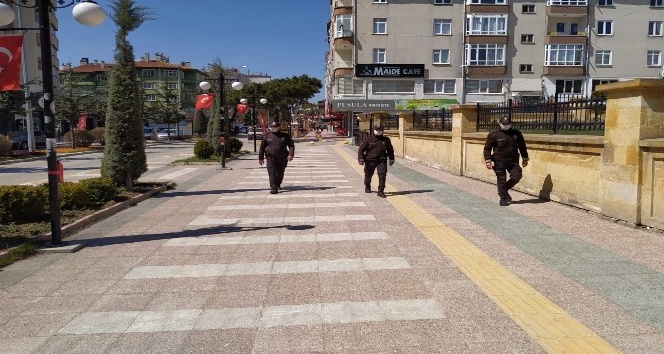 YOZGAT'IN CADDE VE SOKAKLARI POLİS VE BEKÇİLERE KALDI