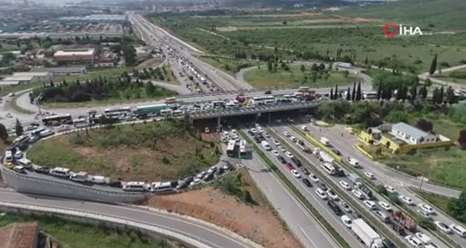 Bayram seyahati nedeniyle E-5'te oluşan kilometrelerce araç kuyruğu havadan görüntülendi