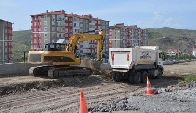 BELEDİYE EKİPLERİ YENİ BULVAR ÇALIŞMALARINI SÜRDÜRÜYOR