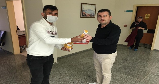 SÜT GÜNÜNDE YENİFAKILI SAĞLIK ÇALIŞANLARINA SÜT İKRAMI