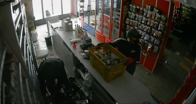 Silivri’de hırsızlar bir marketi 3 dakikada talan ettiği anlar kamerada