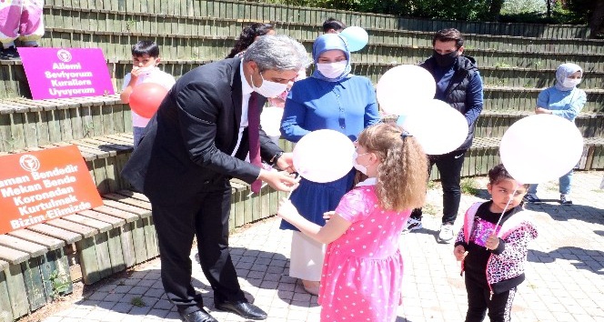 BAŞKAN KÖSE, VATANDAŞLARA HER FIRSAT’TA BİR ŞEYLER DAĞITIYOR