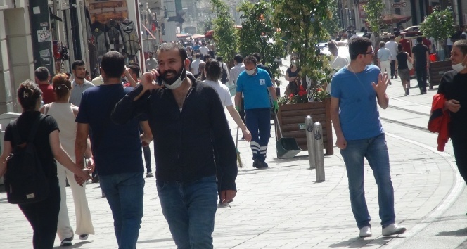 Taksim’de vatandaşlar sosyal mesafe ve maske kuralına uymadı