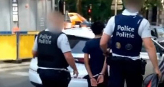 Belçika’da polis 13 yaşındaki çocuğa ters kelepçe taktı